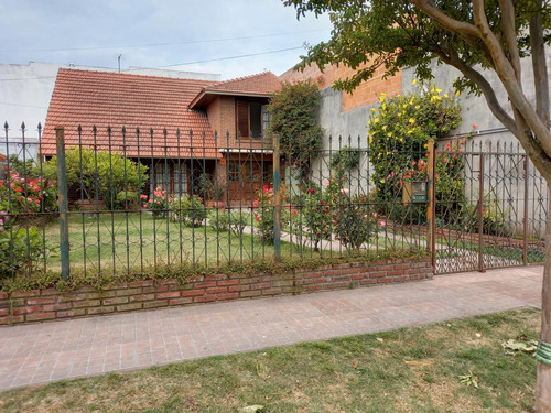 Impecable Chalet 5 Ambientes Con Parque De Estilo Zona Bernardino Rivadavia