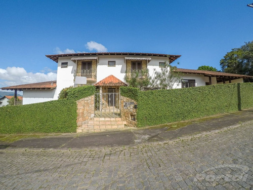 Linda Casa De Esquina, Com 711,00 M², Com 3 Suítes, Sendo 1 Suite Master Com 2 Banheiros, Ampla Cozinha, Escritório, Sala Para Home Office, Sala De Jantar, Sala De Jogos, Sala De Musculação, Piscina
