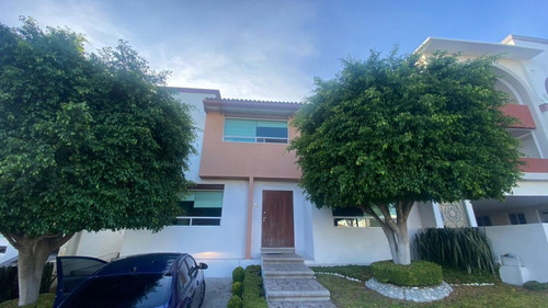 Casa En Venta En Colinas Del Bosque 3ra Seccion, Corregidora, 5 Habitaciones