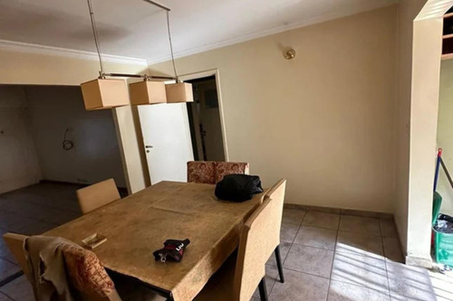 Casa En Venta - 2 Dormitorios 2 Baños - Cochera - 160mts2 - Morón