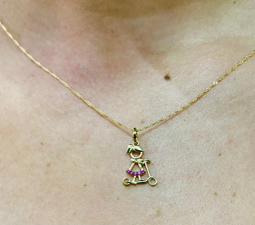 Pingente Filha Menina Com Patinete Em Ouro 18k Com Zirconia