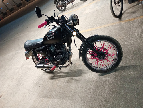 Baccio Retro 125 Negra. Comoda Petiza