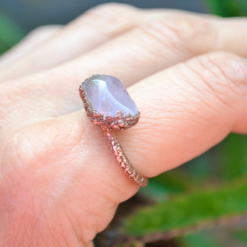 Imagen 2 de 7 de Anillo Texturado Con Piedra Natural Cuarzo Rosa Y Cobre