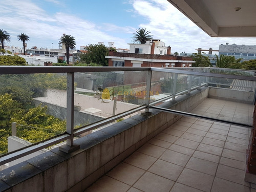 Apto Con Excelente Ubicación, A Pasos De Gorlero, Del Puerto De Punta Del Este- Ref: 4183