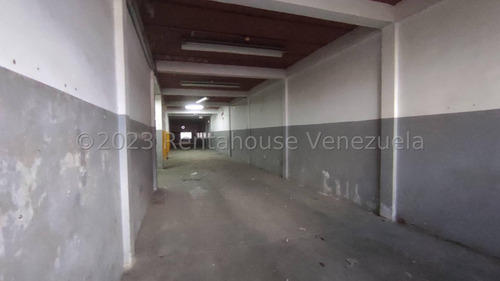 En Alquiler Constituida Por Una Edificación De Tres Niveles, En Su Primera Planta Un Amplio Deposito Ideal Para Establecer Su Empresa 24-2083 Irrr