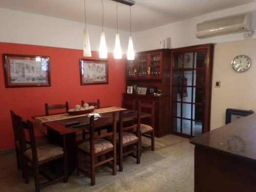 Imagen 2 de 14 de Excelente Casa Con Parque, Quincho, Cochera. Exc Ubicacion