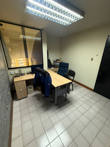 Oficina En Venta, Ubicada En Urb. Calicanto.