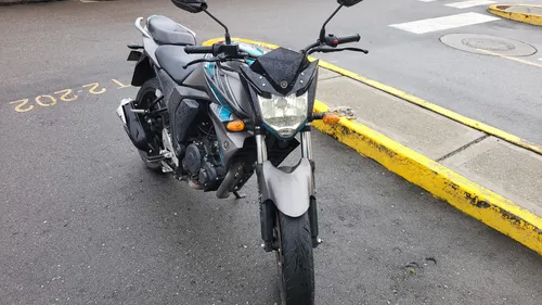 Yamaha Fzn 150 Cc Único Dueño - Color Gris Mate/azul