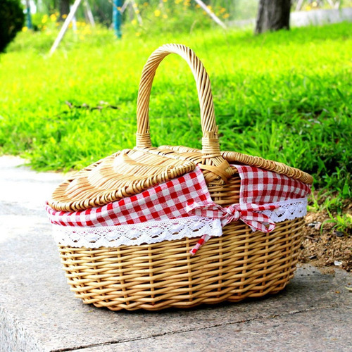 .. Cesta De Picnic De Mimbre Estilo Campestre Con Tapa.