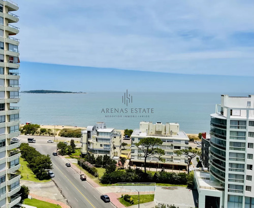 Alquiler Anual, Apartamento De 3 Dormitorios En Playa Mansa Con Vista Al Mar