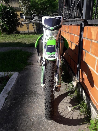 Imagen 2 de 4 de Moto Enduro Kawasaki