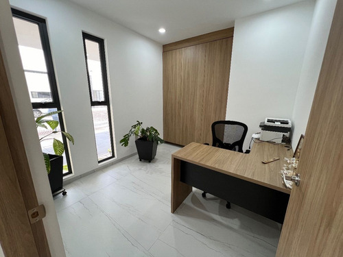 Doble Altura, Amplio Jardín, Vapor- La Vista Residencial