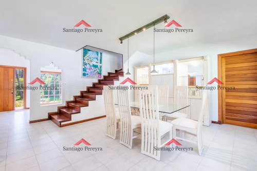 Espectacular Casa De Seis Dormitorios Y Servicio En Venta En Luganoespectacular Casa De Seis Dormitorios Y Servicio En Venta En Lugano