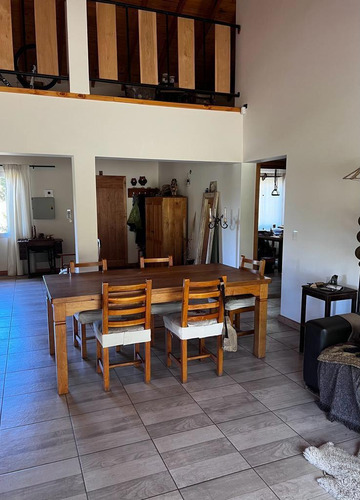 Casa En Venta - 3 Dormitorios 2 Baños - Cochera - 1.560mts2 - San Martín De Los Andes