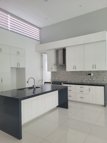 Residencia En Zona Exclusiva Coto Al Norponiente De La Ciudad De Aguascalientes De Un Nivel Y 4 Recamaras Canchas, Alberca Todas Las Amenidades En 610 Mts De Terreno Y 380 Mts De Construcción
