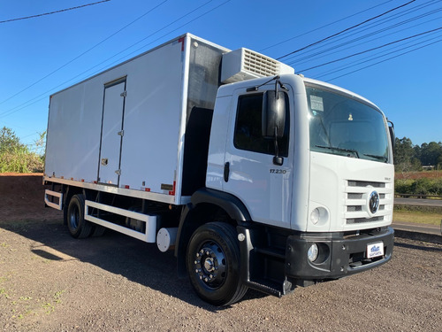 Imagem 2 de 14 de Vw 17.230 Robust 4x2 2019 Toco Com Baú Frigorífico Gancheiro