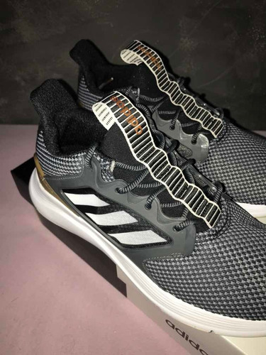 Tênis adidas