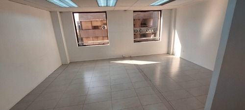 Preciosa Oficina De 42 Planta Libre, Metro P. De Valdivia