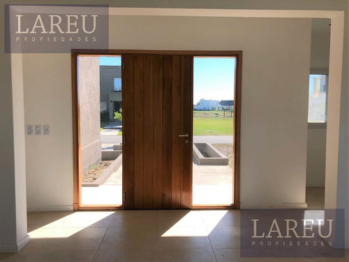 Imagen 3 de 19 de Casa En Venta - Barrio El Cantón, Islas