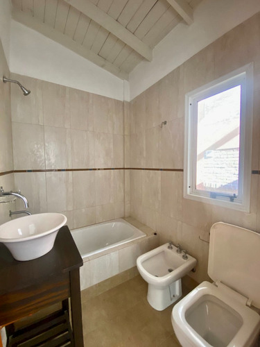 Duplex En Venta En Caballito De 2 Ambientes, Cochera, Patio Y Balcón