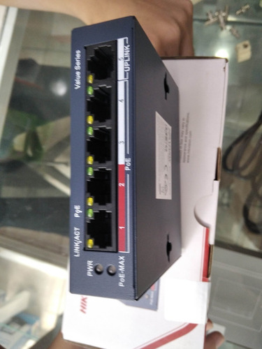 Imagen 7 de 8 de Switch Hikvision 4 Puertos 10/100m Poe Ds-3e0105p-em Red