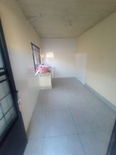 Casa Com Sala, Coz, Wc, 1 Quarto, Garagem E Quintal