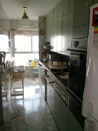 Apartamento En Muy Buena Ubicacion En Peninsula, De 3 Dor, 2 Baños Con Muy Linda Vista A La Ciudad Y El Mar.- Ref: 2027