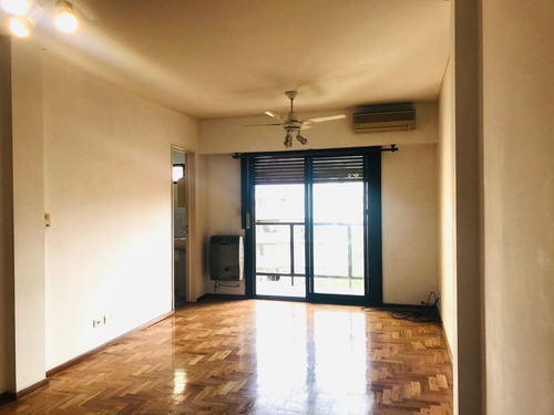 Venta Monoambiente Luminoso Con Balcon A Mts Subte