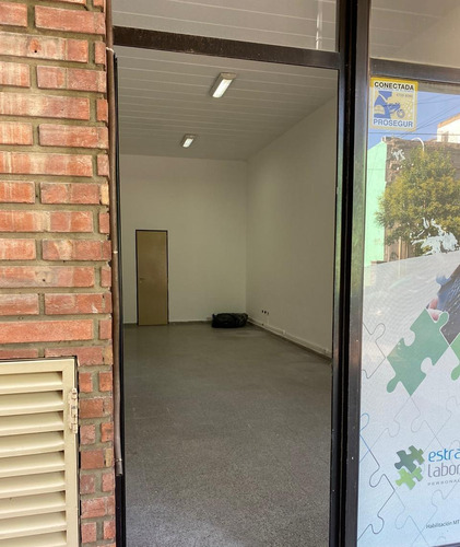 Imagen 2 de 12 de Local Comercial En El Centro De Pilar - Dueño Directo