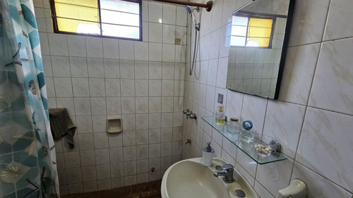 Ml Propiedades Vende, Casa + Taller-galpón En Padrón Único, 3-4 Dormitorios, Próximo A Ruta Interbalnearia Sur Y Avenida Pérez Butler.