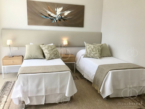 Imagen 13 de 26 de Casa En Mansa,barrio Privado, Punta Del Este, 4 Dormitorios Y Piscina Climatizada.