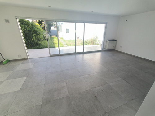 Venta Casa 3 Dormitorios, Amplio Jardín. 43 E/ 23 Y 24, La Plata