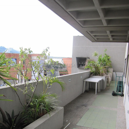En Venta Ilumanada Y Centrica Oficina - Urb. Chacao.