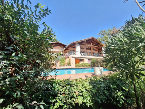 Casa En Venta De 4 Dorm 5 Baños, Sala De Estar Gran Vista