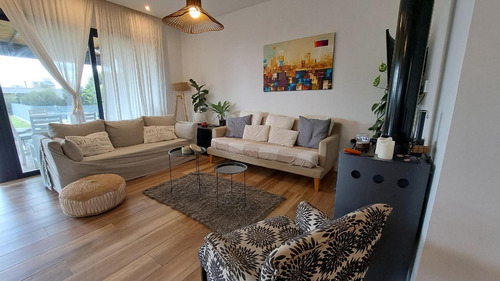Casa En Venta - 3 Dormitorios 3 Baños - 715mts2 - Pilar