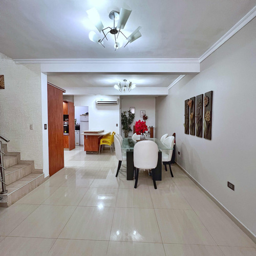 Amplio Townhouse De 3 Niveles En Residencias La Romanza