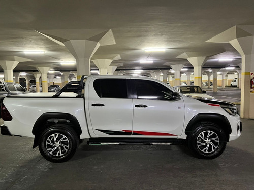 Imagen 5 de 18 de Toyota Hilux 4.0 V6 Gazoo Racing