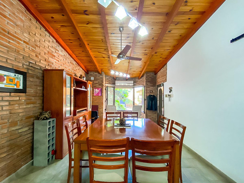 Casa De Tres Dormitorios En Venta En Capitan Bermudez Con Cochera Y Patio