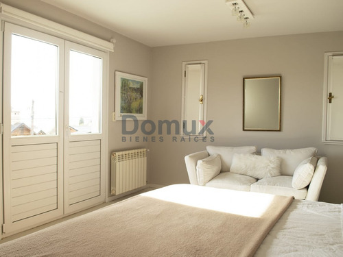 Destacada Propiedad En Barrio Melipal 250m2