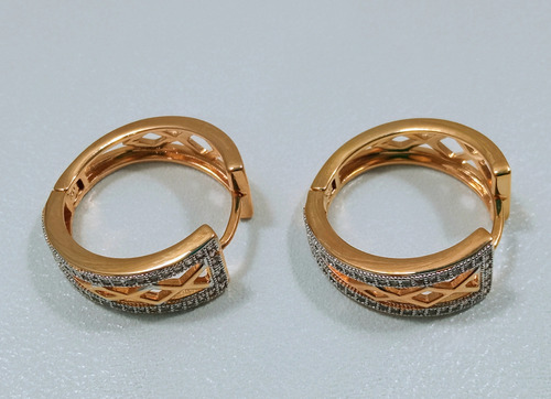 Golden Time - Arracadas Tipo Huggie Chapa De Oro.