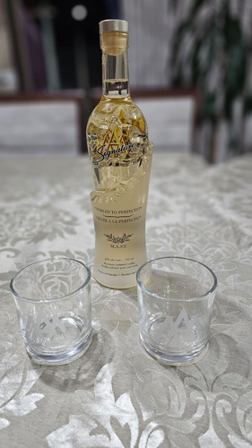 Signature Vodka Edição M.a.s.v + 2 Copos Edição Limitada