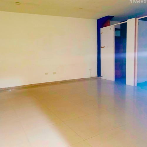Avenida Bolivar, Edificio Punto Empresarial Oficina 14, Porlamar, Mariño, Nueva Esparta, Con Estacionamiento Y Con Amplios Espacios