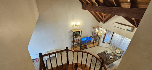 Casa Estilo Chalet 5 Ambientes Con Quincho, Pileta Y Cochera En Palomar