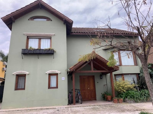 Hermosa Casa De Tres Plantas En Barrio Los Ceibos