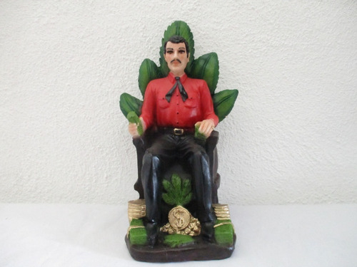 Figura De Resina Jesús Malverde Sentado De 25 Cm Color Varios