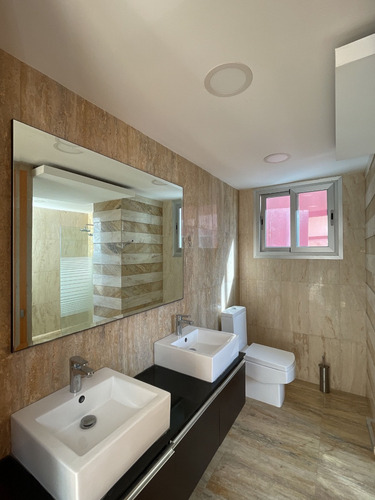 Apartamento En Con Vista Al Mar Y En El Mirador Sur En Venta, Cercano Avenida Anacaona Y Facil Acceso A Sectores Como Cacicazgos, Mirador Norte