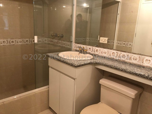 Casa En Venta, Ubicada En La Urbanizacion El Cafetal Mls #23-5370
