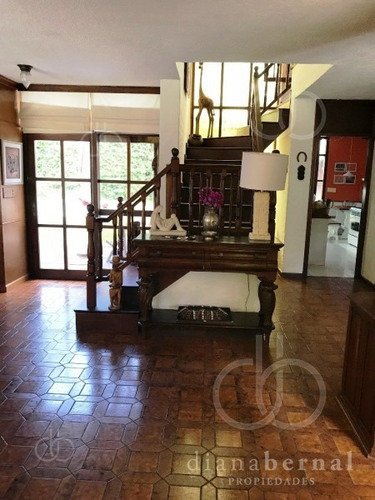 Casa De 5 Dormitorios Y Piscina Climatizada, Playa Mansa, Punta Del Este. - Ref: 4047