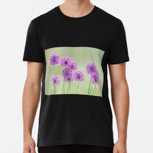 Remera Flores De Color Púrpura Sobre Fondo De Naturaleza ALG