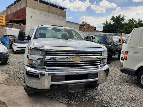 Imagen 3 de 8 de Chevrolet Silverado 2015 6.03500 Chasis Cab V8 Man At